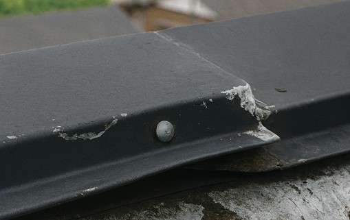 棟板金を固定する釘が経年劣化で浮き始めている屋根の状態