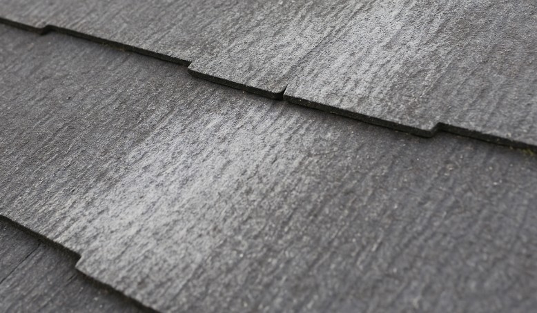スレート屋根の表面を触ると白い粉が付くチョーキング現象の状態

