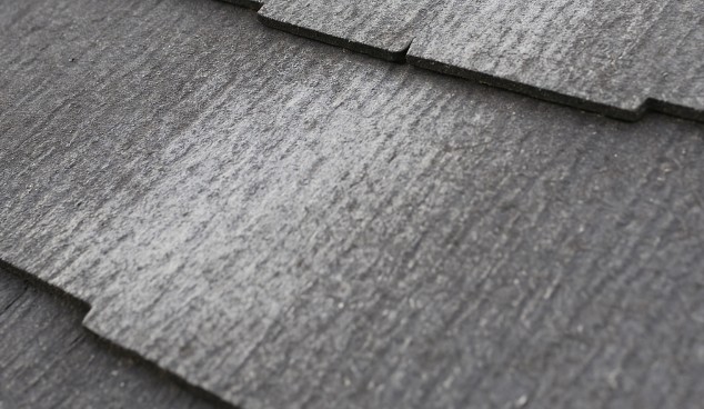 スレート屋根の表面に白い粉状の劣化が現れるチョーキング現象
