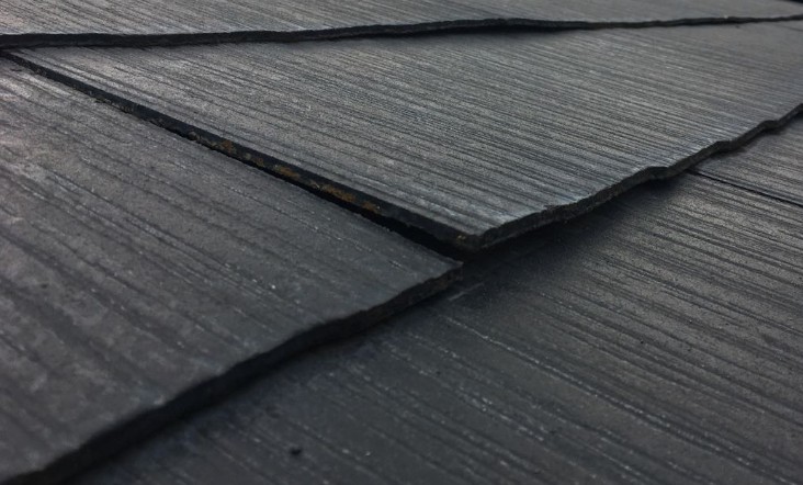 スレート屋根の端部が経年劣化でわずかに反っている状態を示すイメージイラスト