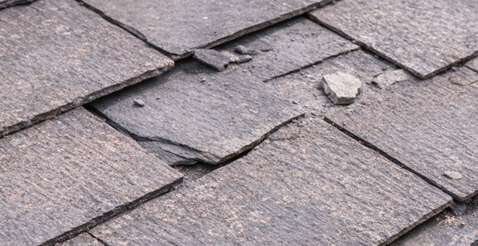 屋根材の破片が落下して安全確保が必要な状況のイメージ
