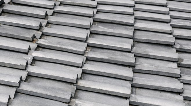 瓦屋根で瓦の重なりがズレている状態
