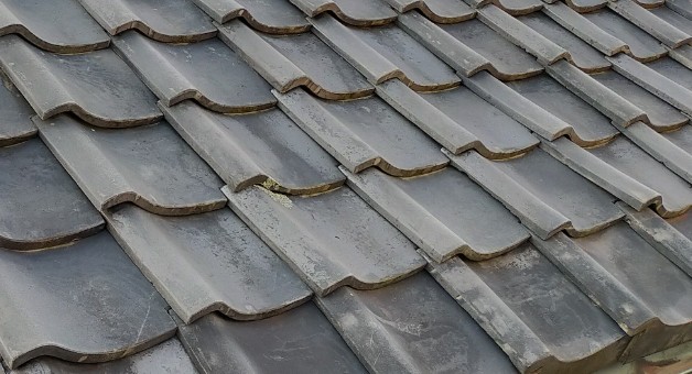 経年劣化でズレが生じた瓦屋根
