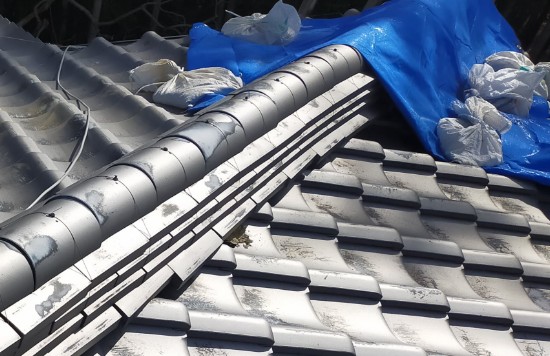 地震の揺れでズレた瓦屋根