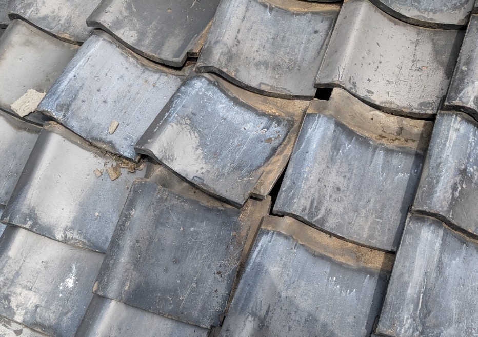 連続してズレている瓦屋根の危険な状態
