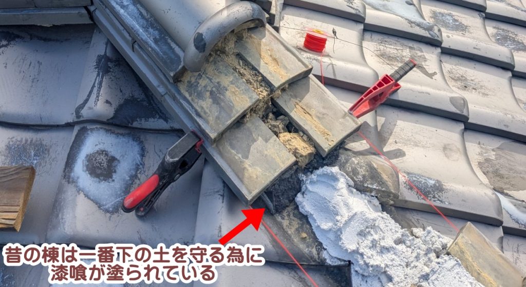 瓦屋根の棟部分に使われている漆喰と瓦構造
