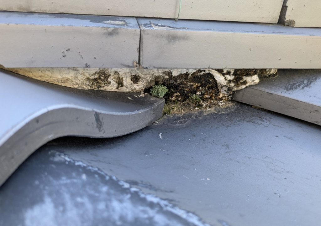 漆喰が剥がれた瓦屋根から雨水が侵入するイメージ