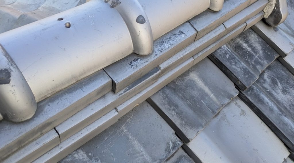 台風後に確認したい瓦屋根の棟付近と漆喰の異常