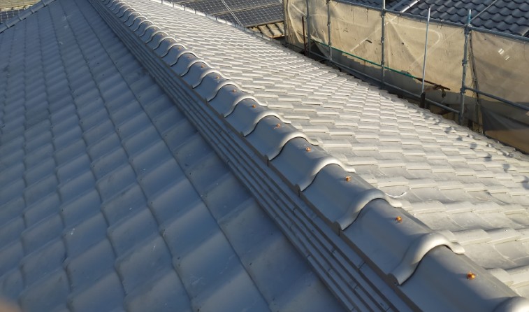 瓦屋根の棟がどこにあるか分かる全体イラスト