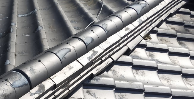 瓦屋根の棟内部で葺き土や漆喰が劣化しているイメージ