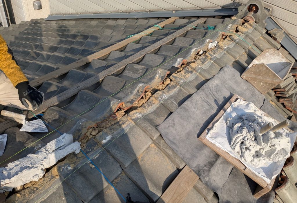 瓦屋根の棟だけ直している様子