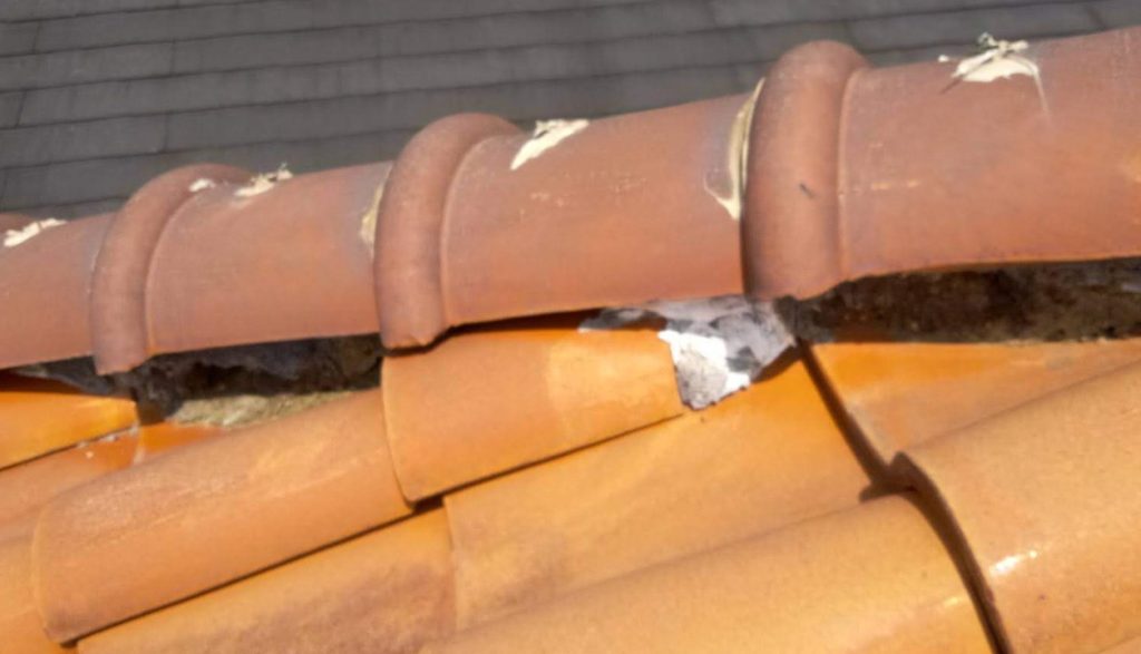 地震や台風、経年劣化が瓦屋根に影響するイメージ