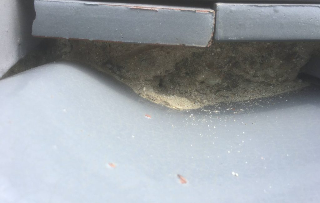 棟部分の漆喰が部分的に剥がれている状態