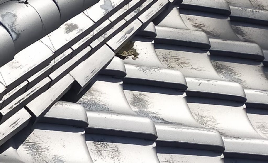 漆喰劣化を放置して棟が歪んだ瓦屋根