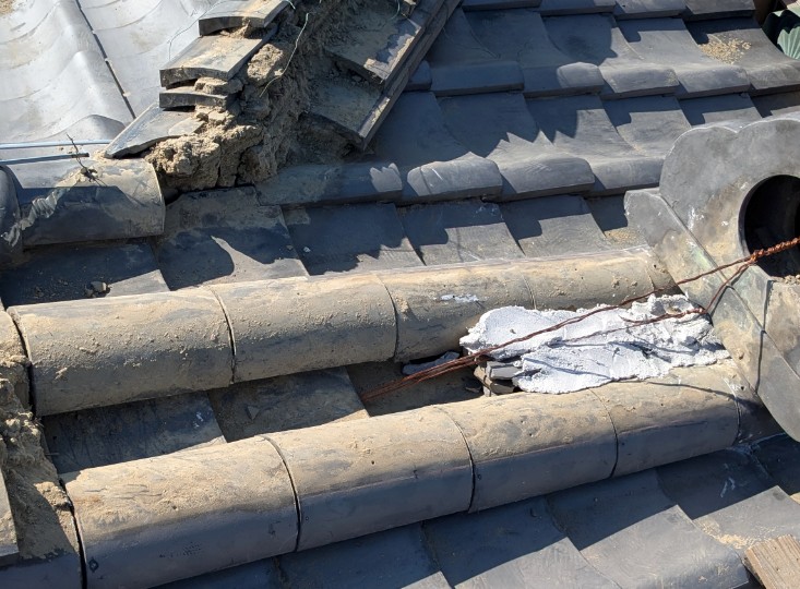 瓦屋根の棟積み直し工事の施工中の様子