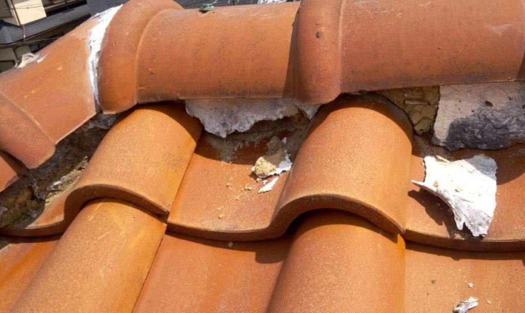 瓦屋根の経年劣化と自然災害被害の違い