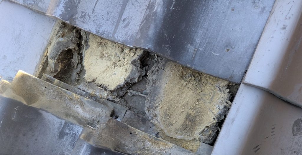 伝統瓦屋根の構造と瓦同士の重なりによる施工イメージ