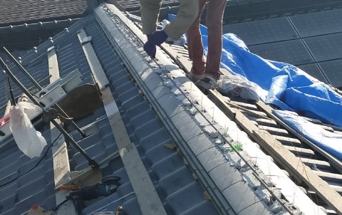 職人が手作業で瓦屋根を施工している様子