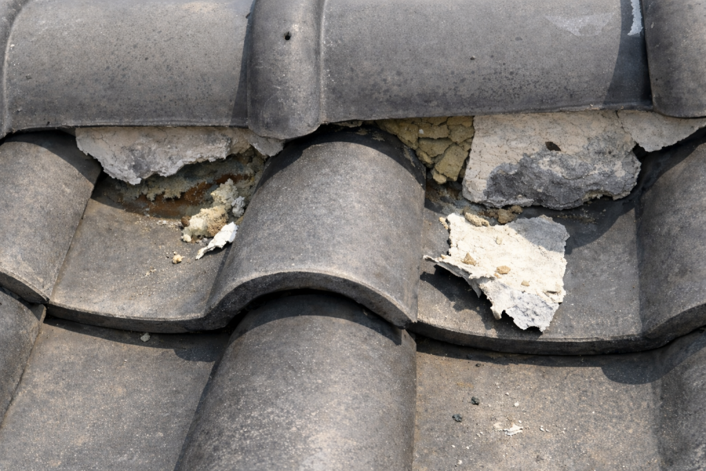 瓦屋根の棟部分で進行する漆喰の劣化状態