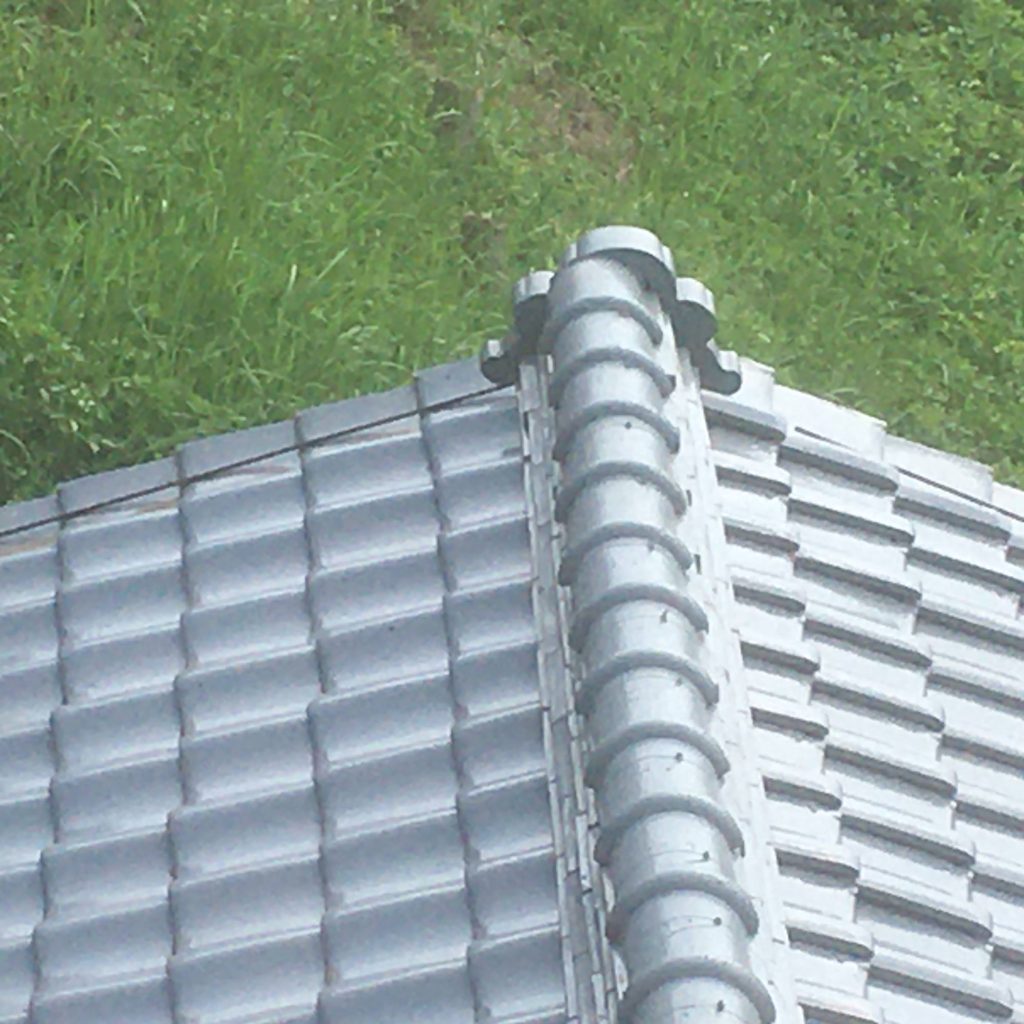 瓦屋根の棟の歪みと地震リスク
