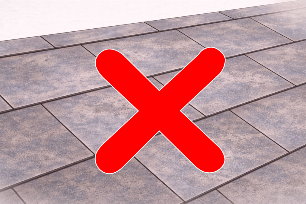 高圧洗浄後に表面保護層が削られ劣化が進み始めたコロニアルスレート屋根のイメージ
