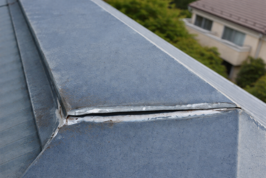 金属屋根の継ぎ目に使われたコーキングのひび割れと劣化状態