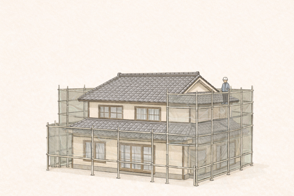 瓦屋根工事で足場を設置して作業を行っている様子