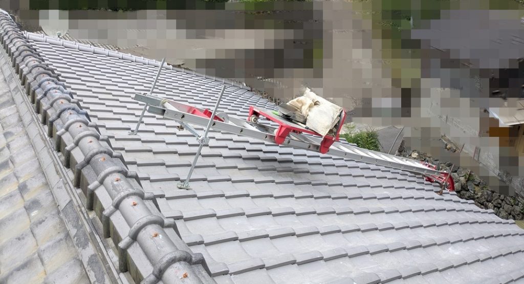 表面側のみを葺き替えた後のいぶし瓦屋根の全体仕上がり１