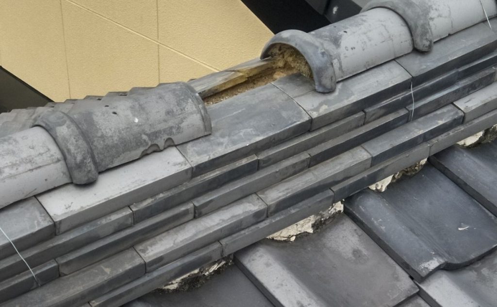 胴巻き銅線が劣化し固定力を失って飛散した様子