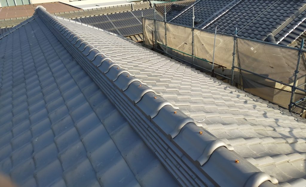 固定を確認し、安定した状態に仕上がった瓦屋根