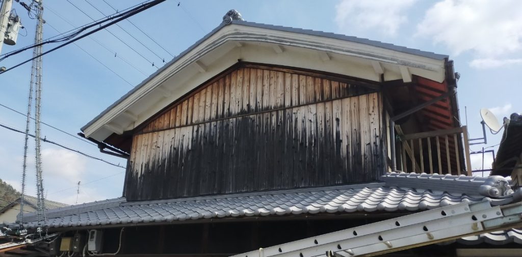 大屋根工事完了後に続けて葺き替えた下屋根の施工完了後全体外観２