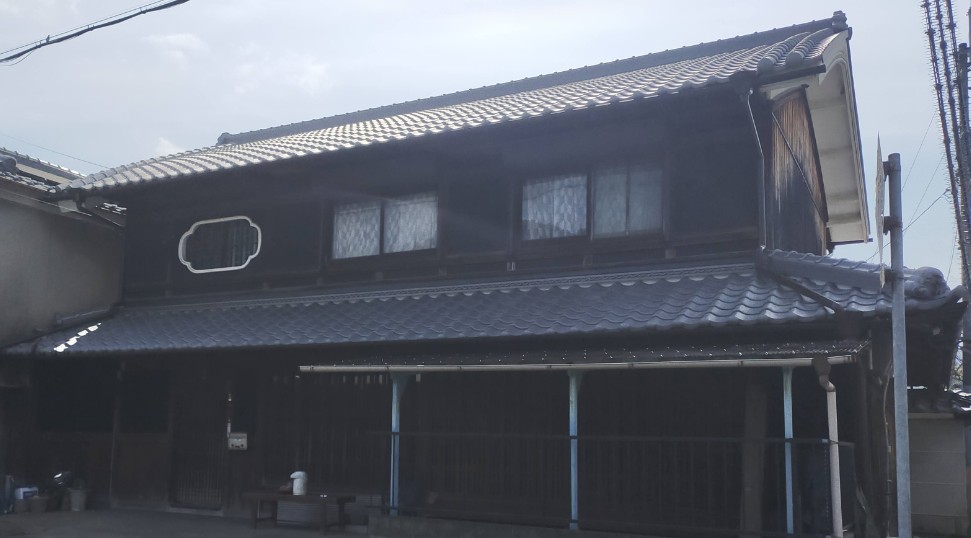 大屋根工事完了後に続けて葺き替えた下屋根の施工完了後全体外観