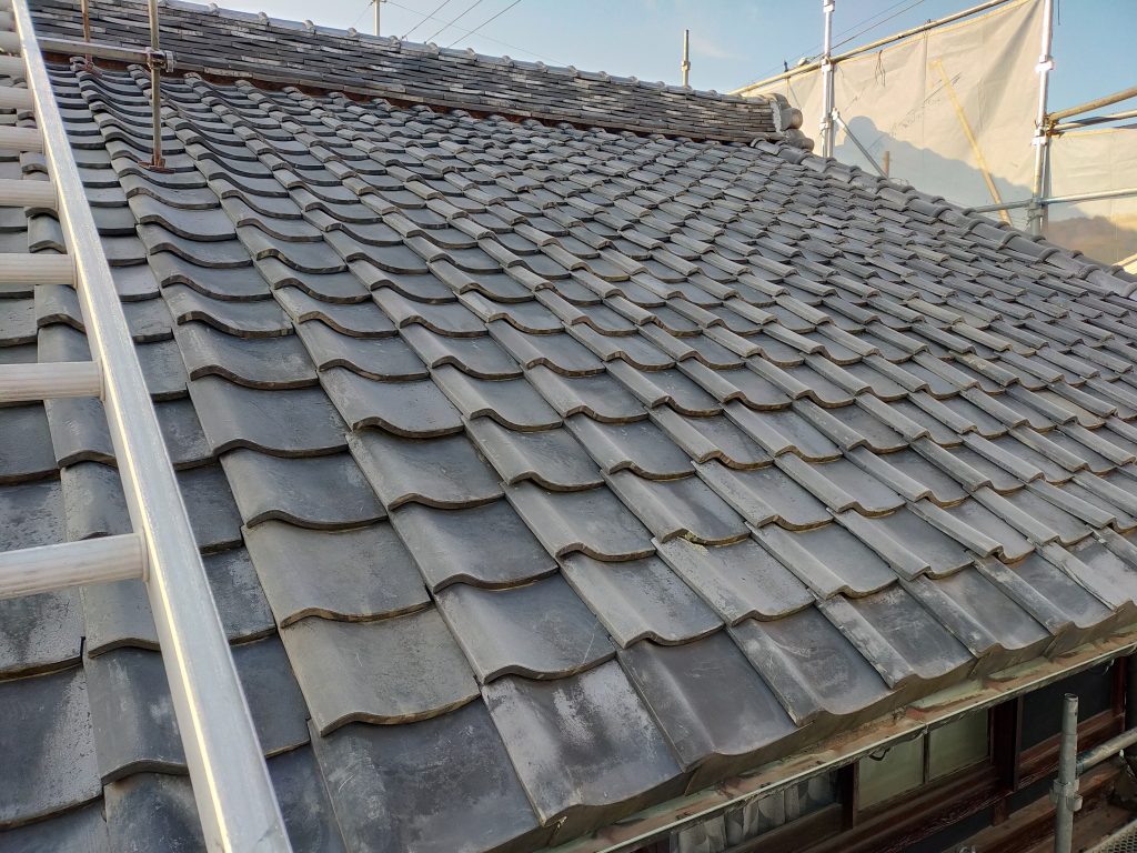 経年劣化で瓦全体が下がってきている屋根の状態（京都府宇治田原町）１