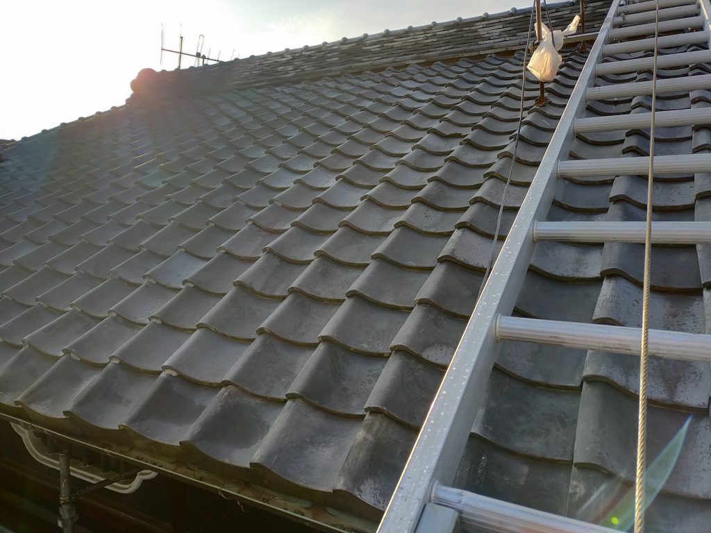 経年劣化で瓦全体が下がってきている屋根の状態（京都府宇治田原町）２