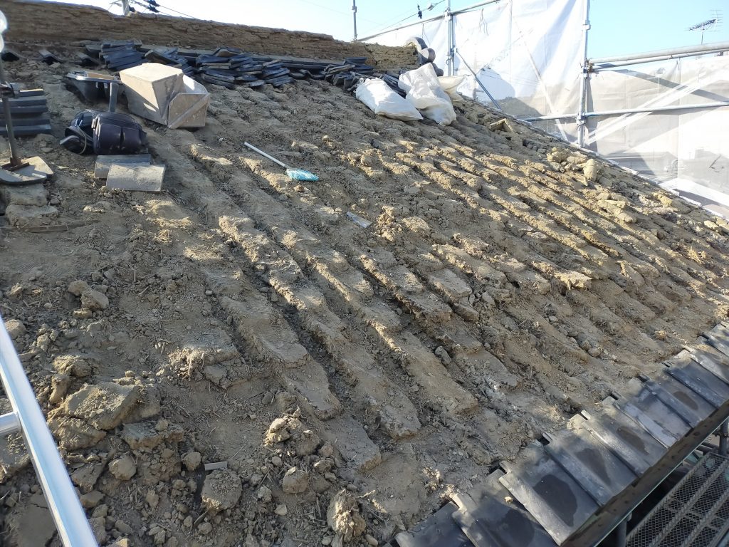 瓦撤去後、葺き土が広範囲に確認できる屋根の状態