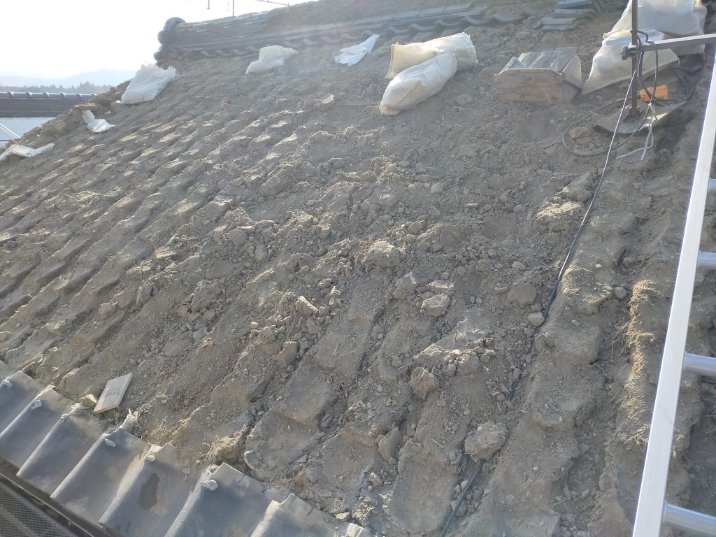 日本瓦を撤去し、葺き土が露出した状態の屋根（京都府宇治田原町）