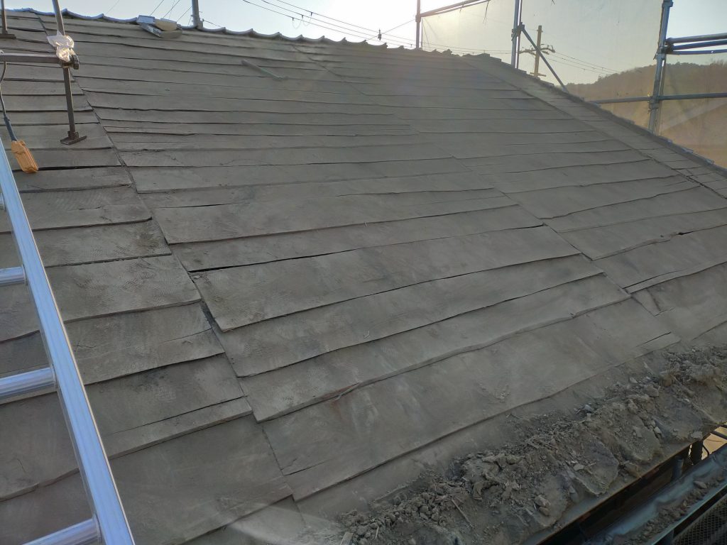 土撤去後、野地が広範囲に確認できる屋根の状態