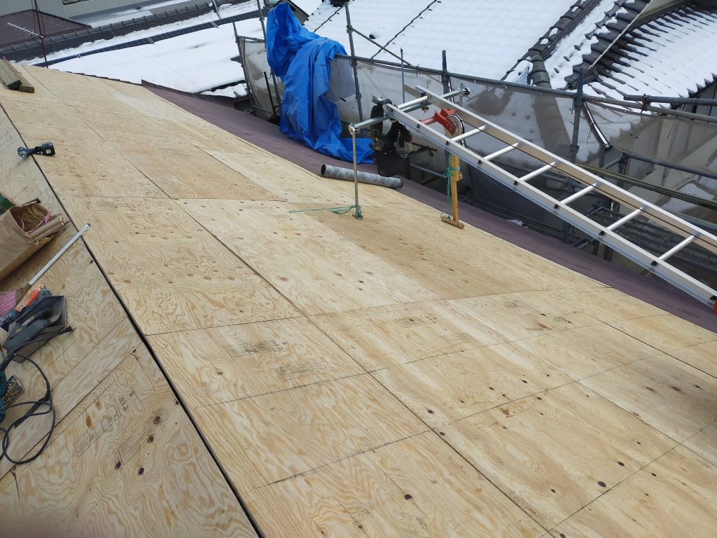 構造用合板を張り、屋根下地を補強している様子