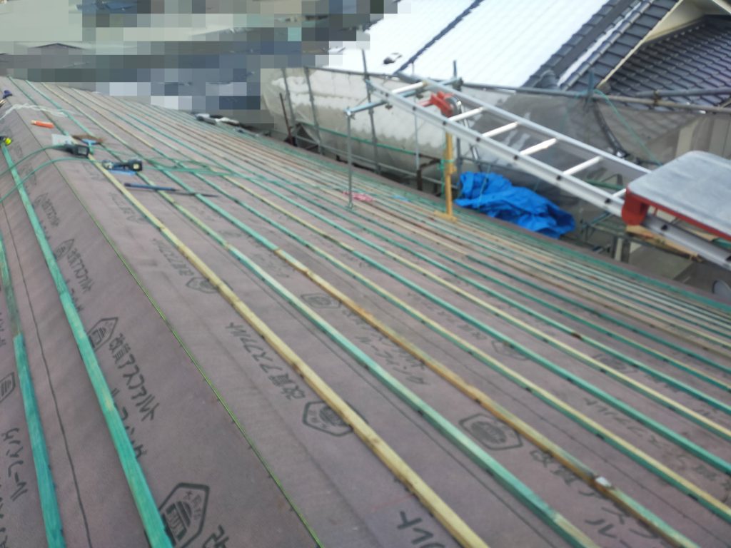防水紙を施工し、瓦用の桟木を設置した屋根の状態