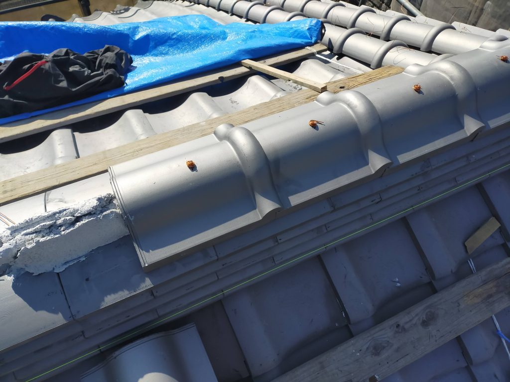 棟部分を整え、瓦を固定している施工中の様子２