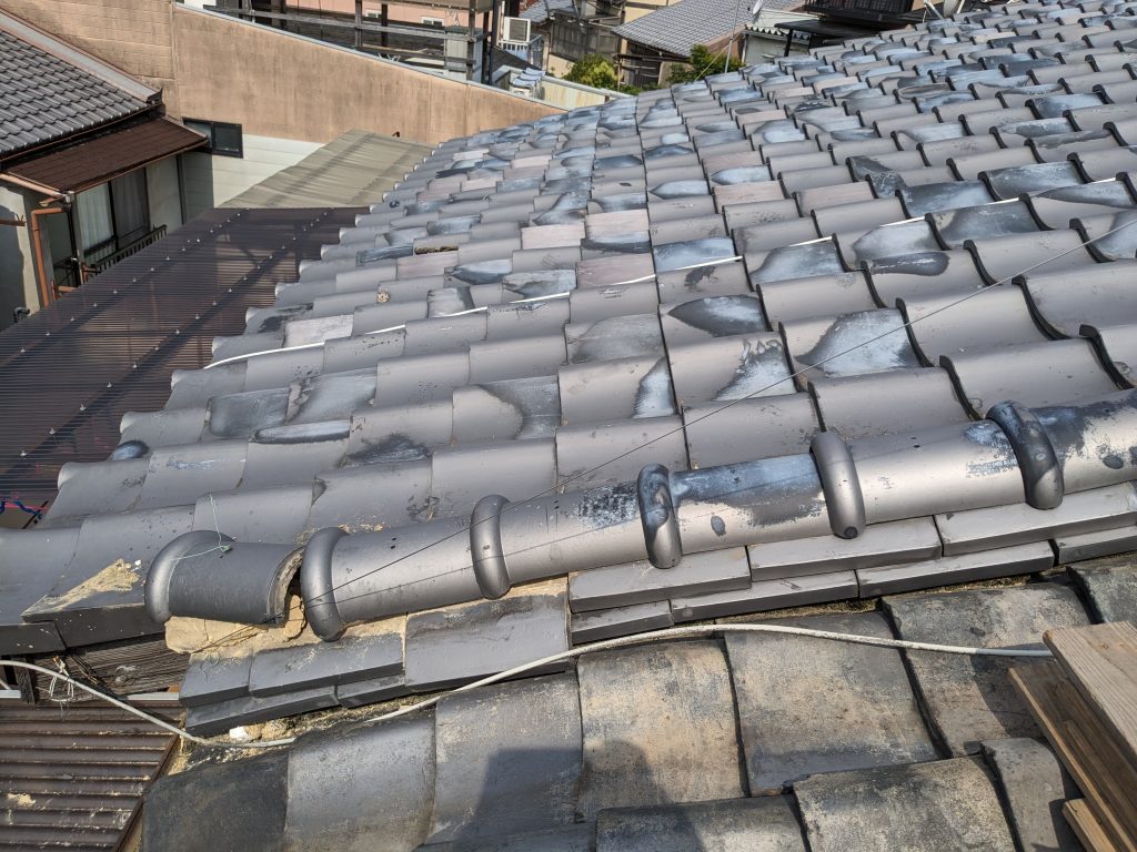 葺き土の痩せにより熨斗瓦と冠瓦がズレた棟