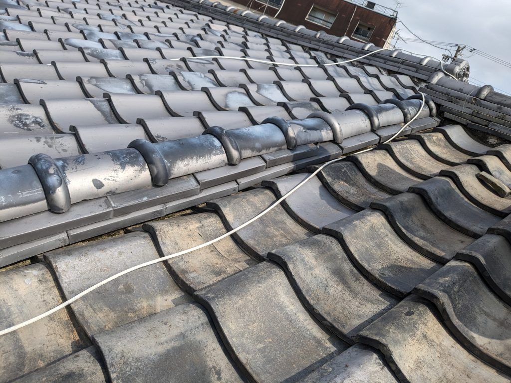 京都市東山区の住宅で確認した高低差のある棟の崩れ