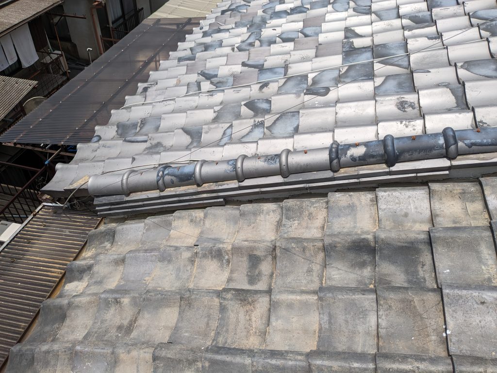 左右の屋根高さに合わせて熨斗瓦の段数を調整した棟