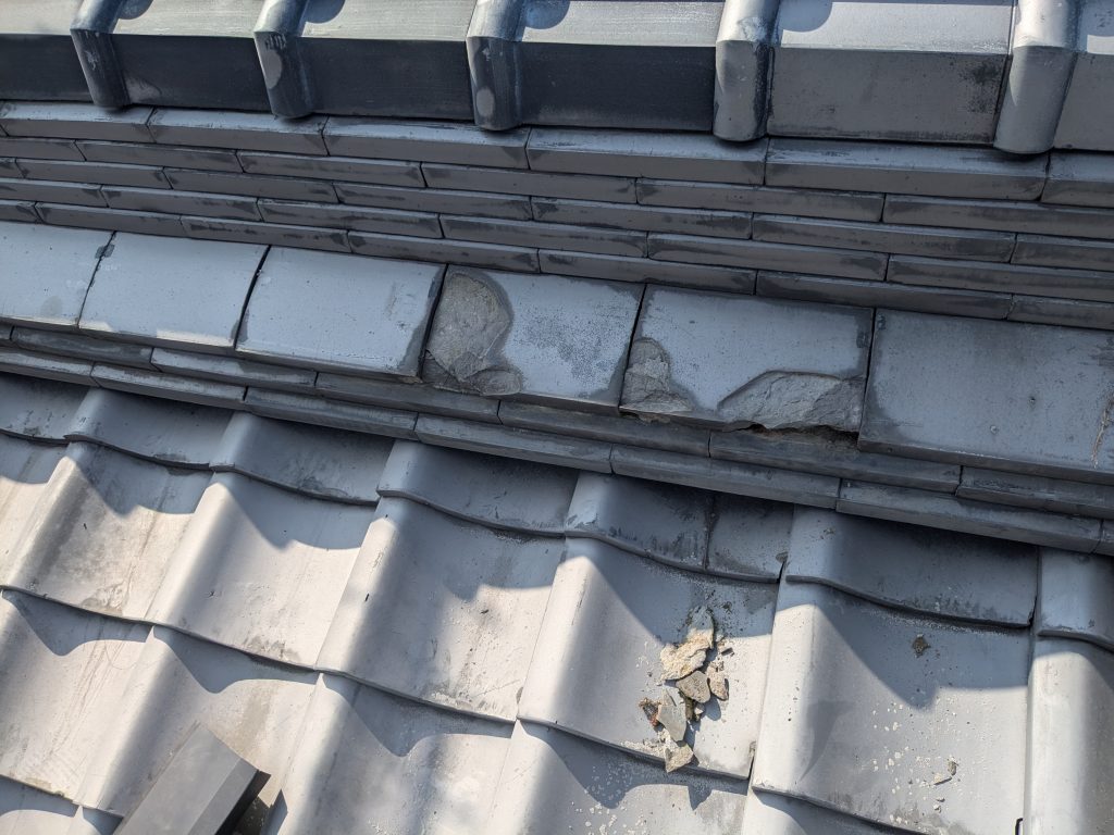 日陰になりやすい北側屋根で熨斗瓦の2段目に凍て割れが見られた状態１