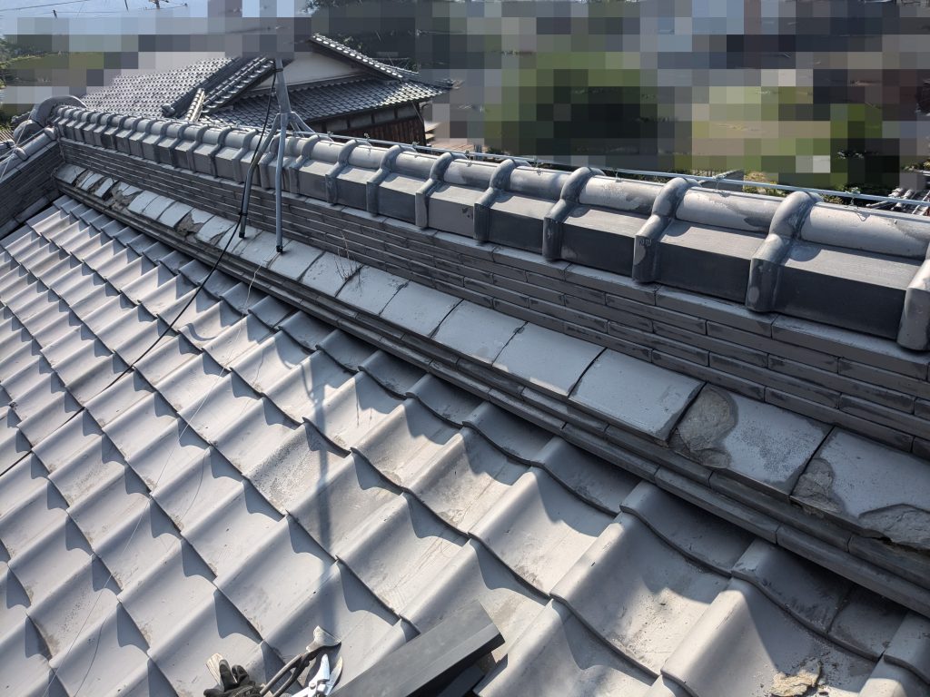 日陰になりやすい北側屋根で熨斗瓦の2段目に凍て割れが見られた状態２