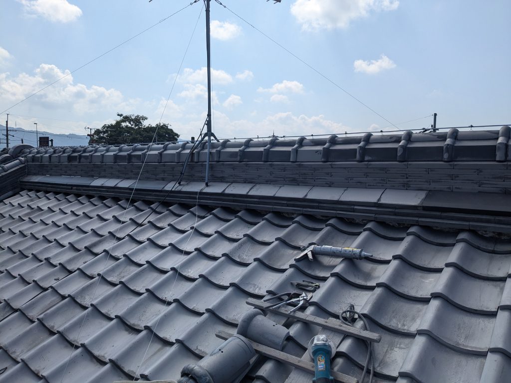 京都市伏見区の瓦屋根北側で凍て割れが見られた熨斗瓦に板金加工カバーを施工した後の状態１