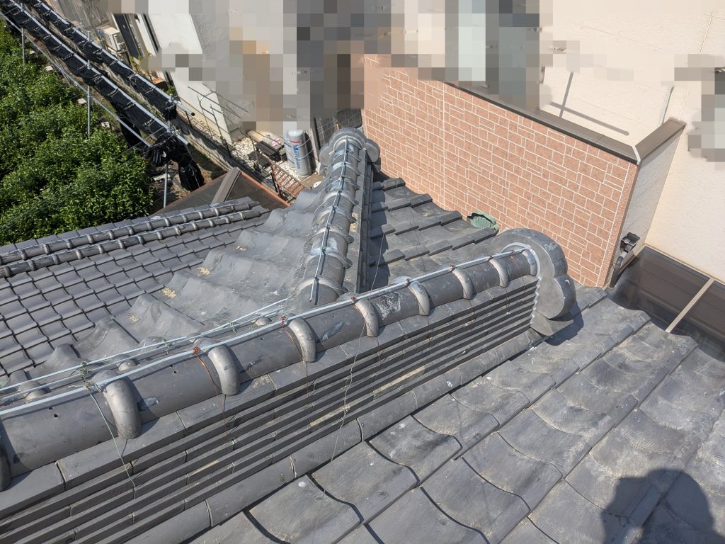 鬼瓦と下り棟を復旧し落下リスクを解消した施工後の瓦屋根の状態