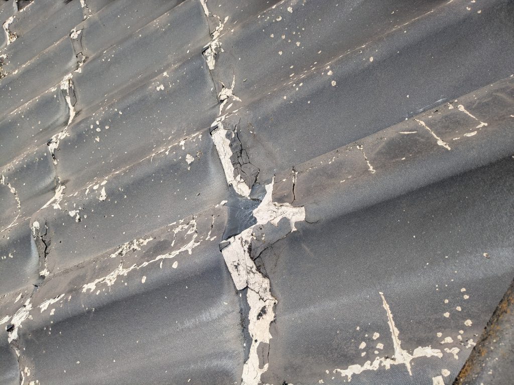 かわらUの破損により雨水が侵入しやすくなっていた屋根の状態１