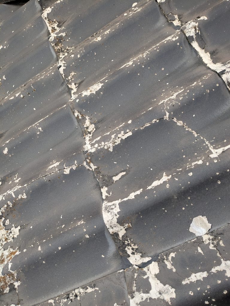 かわらUの破損により雨水が侵入しやすくなっていた屋根の状態２