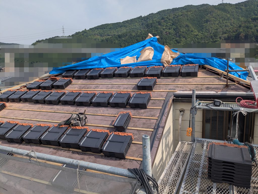 かわらU撤去後、平板瓦への葺き替え工事を進めている施工中の様子１